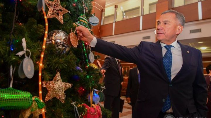 Президент Татарстана принял участие в благотворительной акции «Елка желаний».