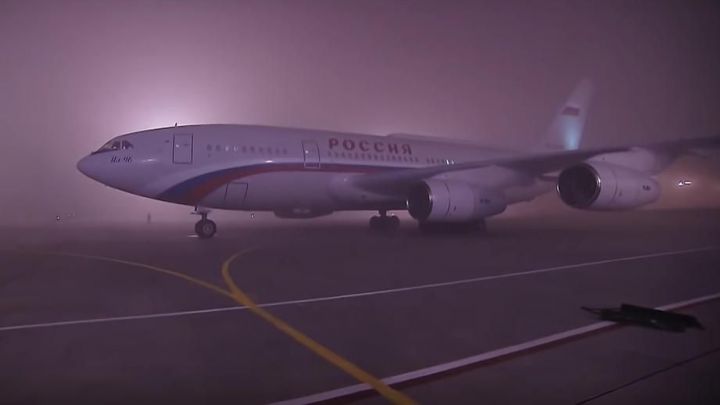 Пилотов, посадивших самолет Путина в сильном тумане, наградили вишневым пирогом