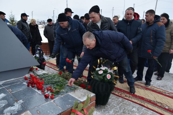 Сегодня в Уруссу у памятника воинам-интернационалистам состоялся торжественный митинг.