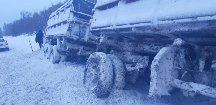 В Татарстане автоинспекторы помогли водителю КАМАЗа, который не справился с управлением и оказался в кювете.