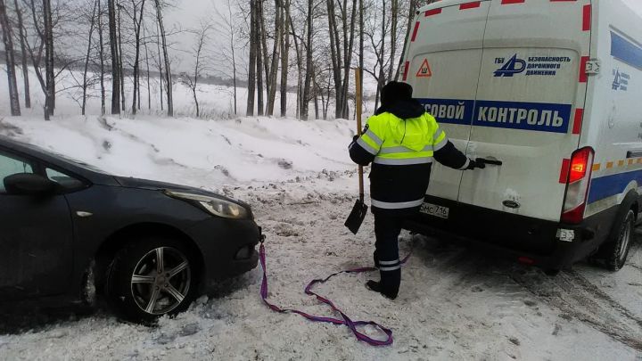В Татарстане сотрудники Госавтоинспекции помогли автомобилисту выбраться из кювета