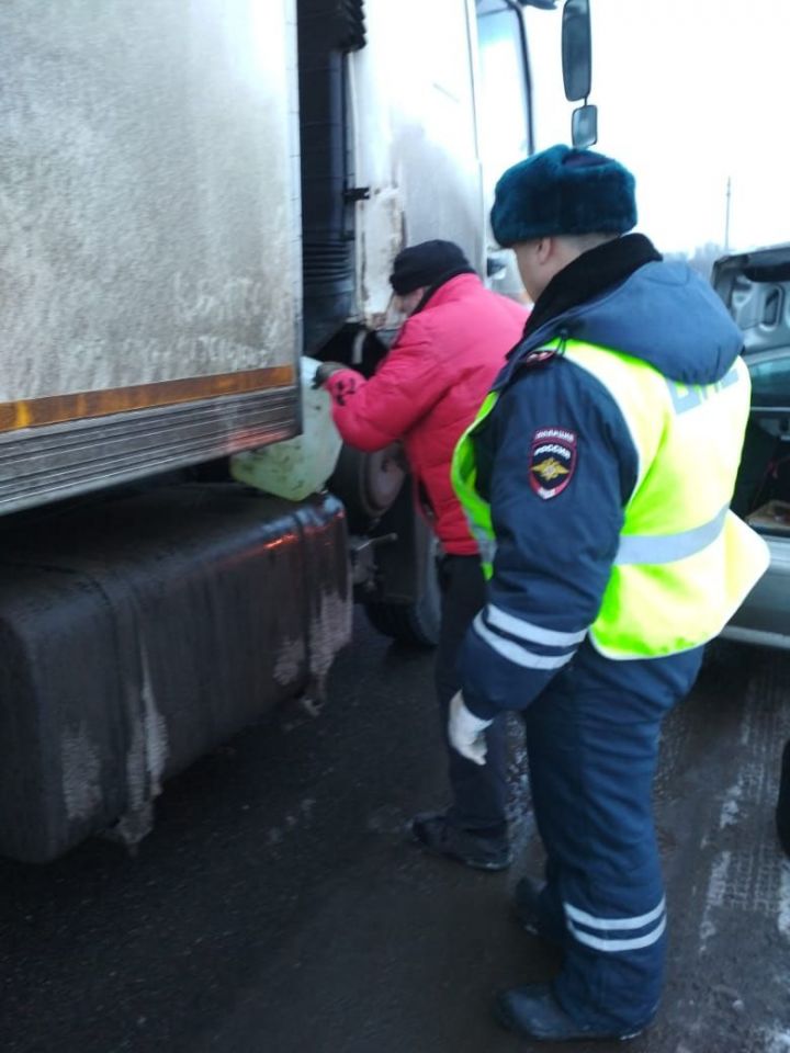 В Татарстане автоинспекторы помогли водителю из Ульяновской области, у которого закончилось топливо