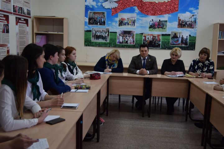 Рустем Нуриев встретился с юными депутатами района