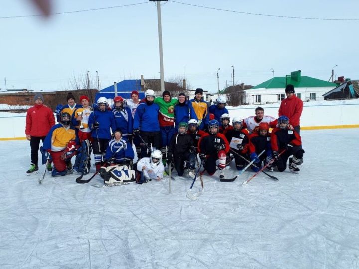 На льду хоккейной коробки в с.Абсалямово встретились хоккеисты  Ютазинского района.