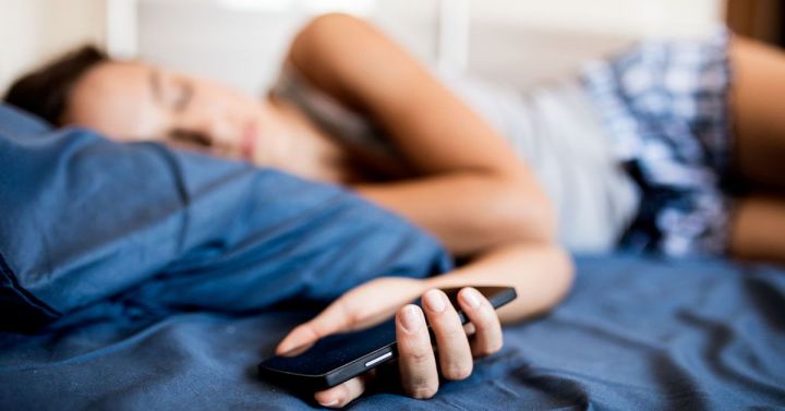 Ученый назвал главную опасность привычки засыпать с телефоном в руках