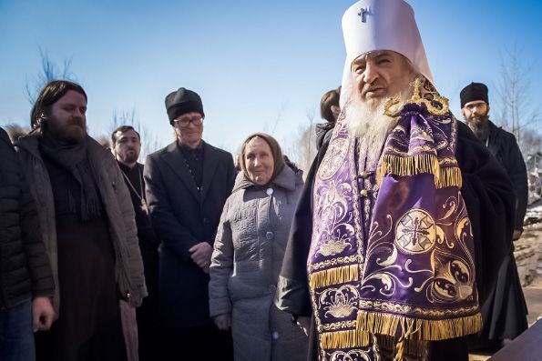 Митрополит Феофан освятил купола храма, который помогает строить 81-летняя казанская пенсионерка