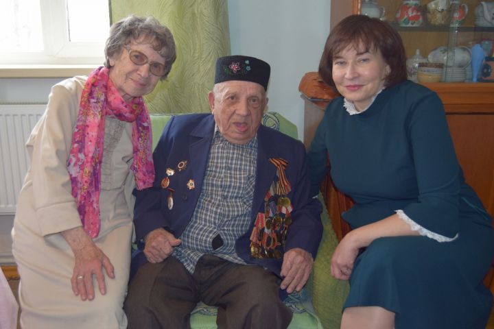 Ветеран войны Миннебай Миннекаевич Миннекаев принимает поздравления
