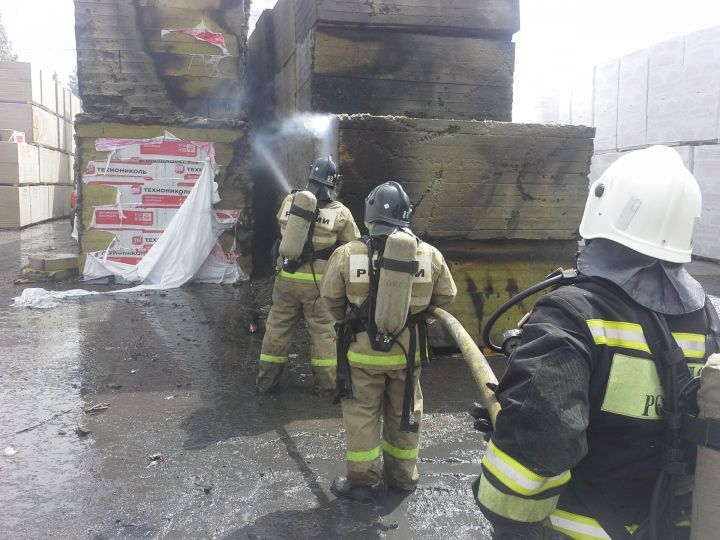 В Заинске на территории крупного строительного завода произошел пожар