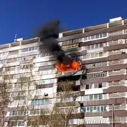 Огонь захватил три балкона в челнинской многоэтажке – при тушении спасены пять человек