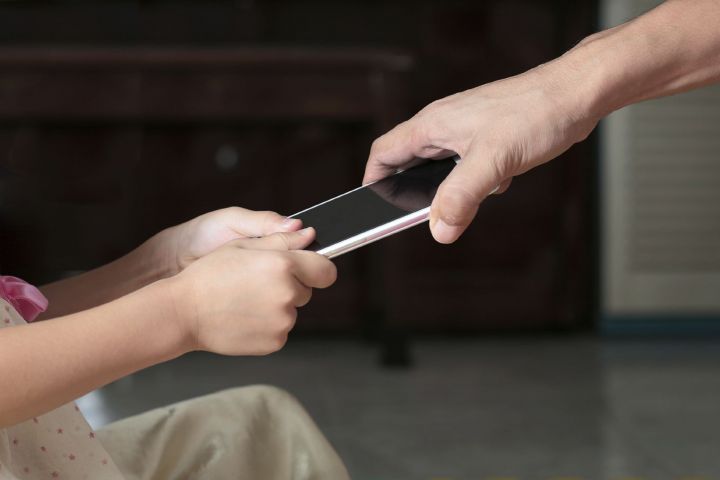Отберите у ребёнка смартфон. 3 причины, почему без телефона растут здоровые дети