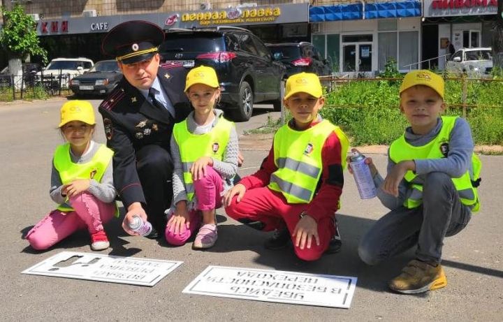 ЮИДовцы Татарстана нанесли предупреждающие надписи «Возьми ребёнка за руку» перед пешеходными переходами