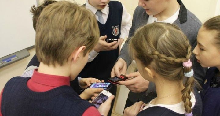В Госдуме предложили заменить смартфоны в школах на «шкулфоны»