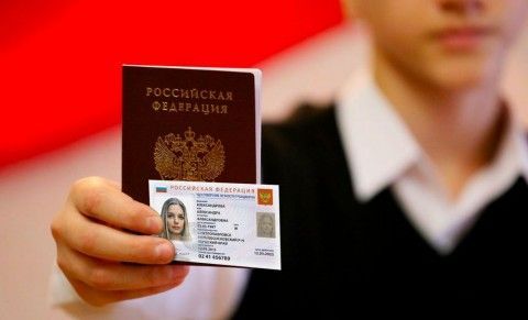 Россиян переведут на электронные паспорта