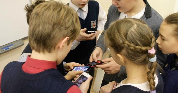 Родительский комитет оценил идею с мобильными телефонами в школах