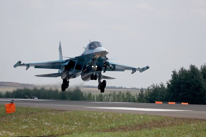 На трассу в Татарстане приземлилось 12 военных самолетов