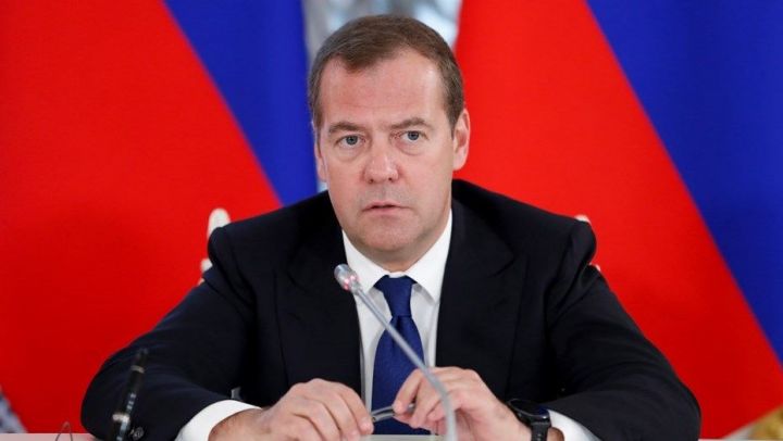 Медведев поручил отменить нормативные акты СССР
