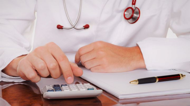 7 медицинских услуг, которые вам должны оказать бесплатно, но требуют деньги