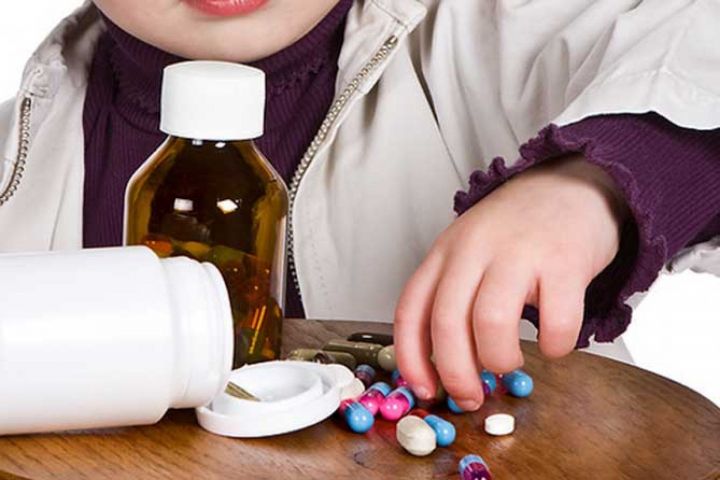 Медведев подписал распоряжение о закупке иностранных лекарств для детей
