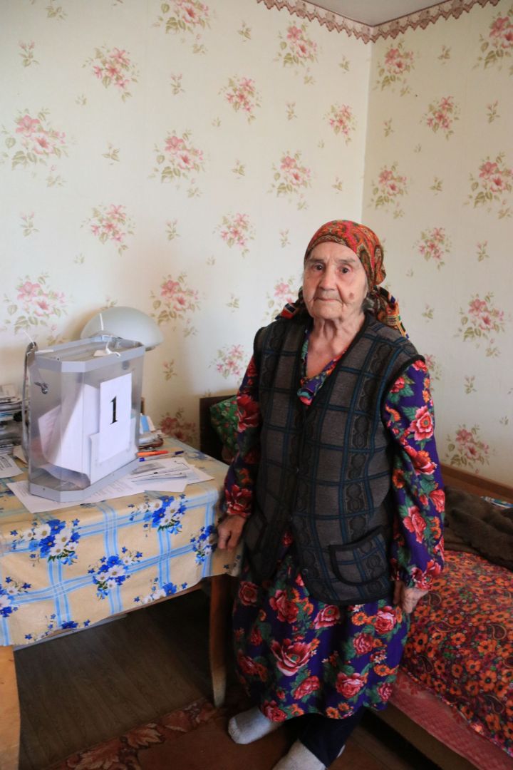 Уруссинка Афкария апа Хафизова проголосовала дома