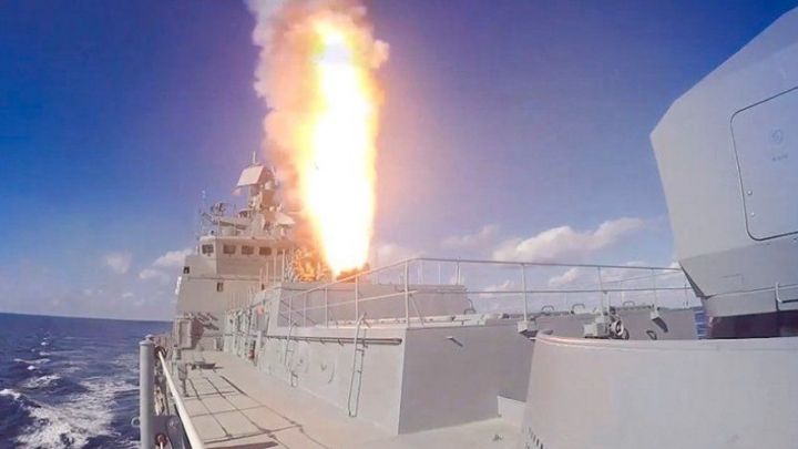 Удар ракеты «Кинжал» на учениях в Черном море показали на видео