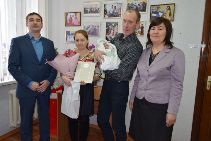 Первый родившийся ютазинец в 2020 году получил документ