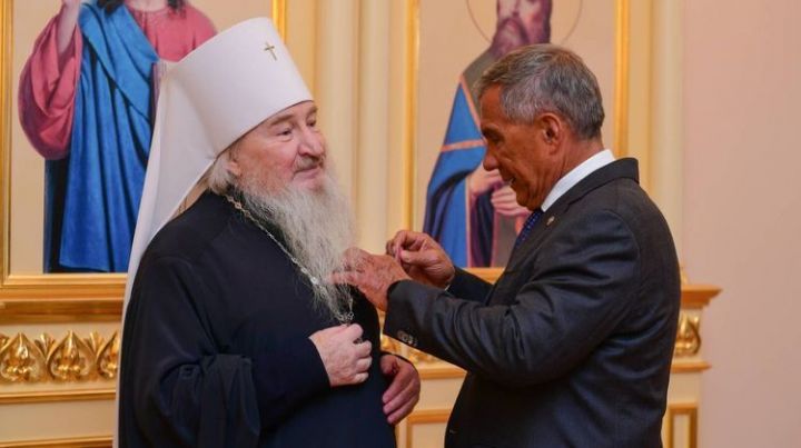 Минниханов вручил медаль «100 лет образования ТАССР» митрополиту Феофану
