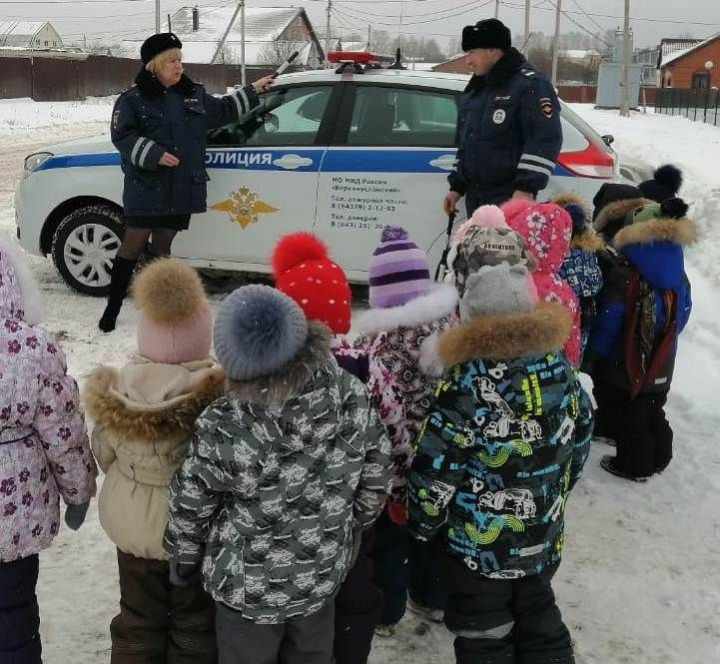 В Татарстане автоинспекторы устроили для дошколят праздник дорожной безопасности