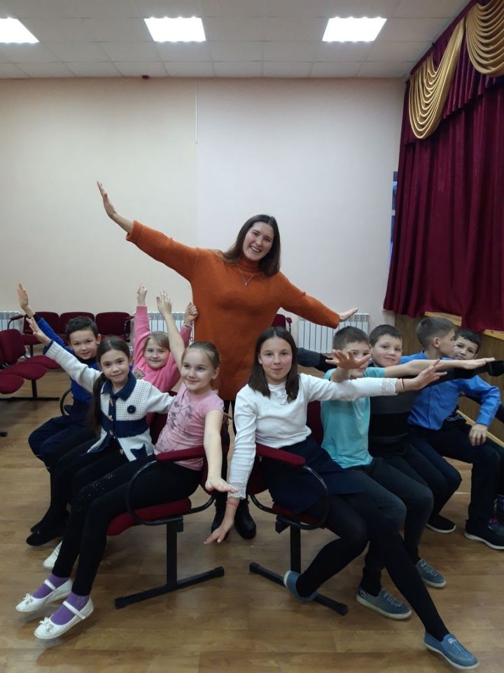 25 января работники культуры Подгорновского СДК на «Татьянин День» на встречу со школьниками пригласили студентку БГУ Мугинову Ралину.