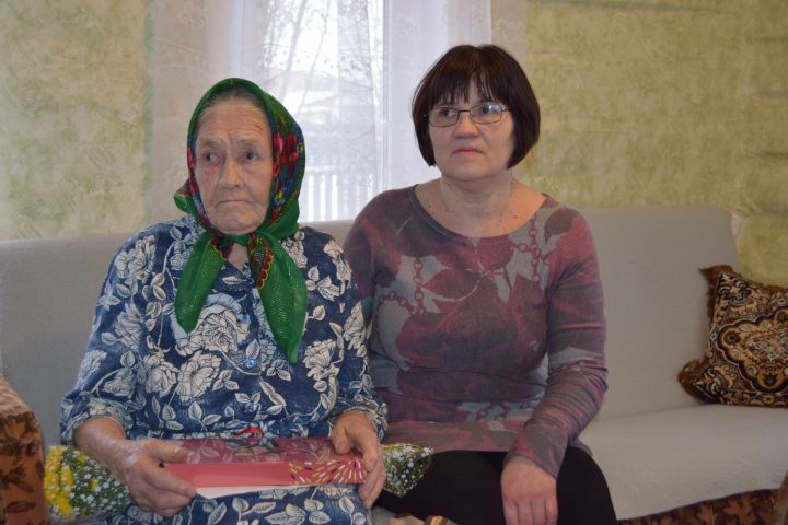 Жительнице деревни Дым-Тамак Завгарии Кашбуллиной 90 лет