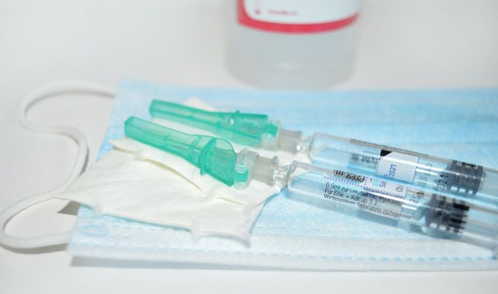 Массовая вакцинация от коронавируса в России начнется до Нового года