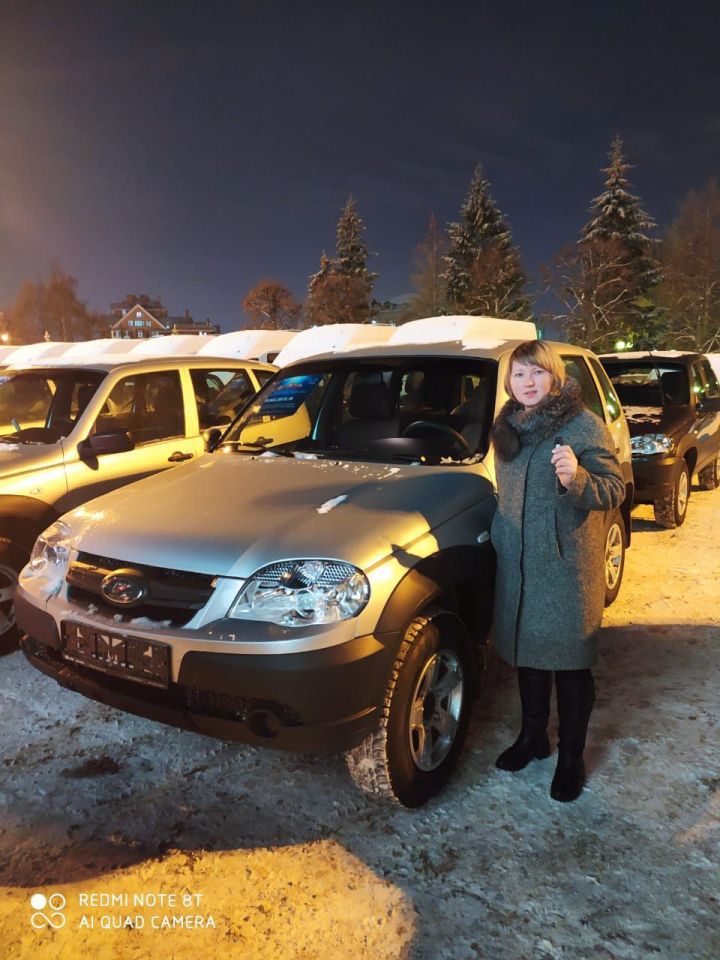 Рустам Минниханов вручил ключи от автомобилей 100 лучшим руководителям поселений