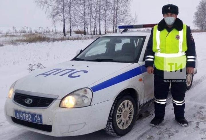 Сотрудник ГИБДД привез к родным женщину с сыном, замерзших на трассе в Татарстане