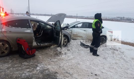 В столкновении 2 авто в Татарстане пострадали женщина-водитель с маленьким ребенком