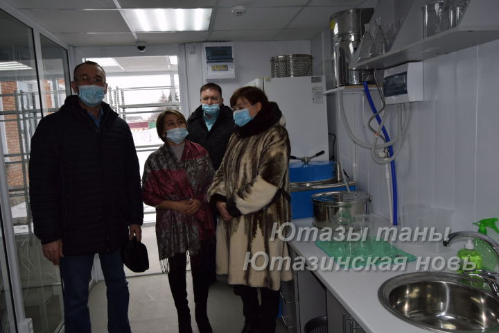 Глава района Аяз Шафигуллин посетил новую лабораторию в Ютазинской школе