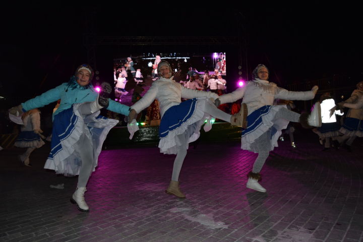 Праздничный вечер в Уруссу: народ пел, танцевал, народ отдыхал от души