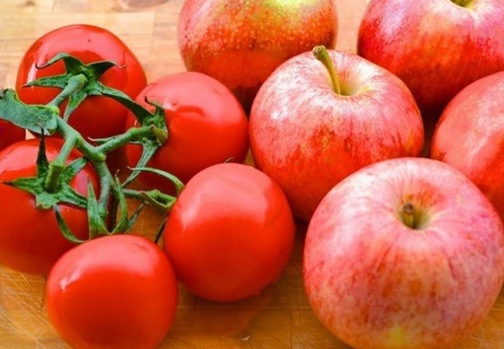 В России запрещают ввоз яблок и томатов из Азербайджана