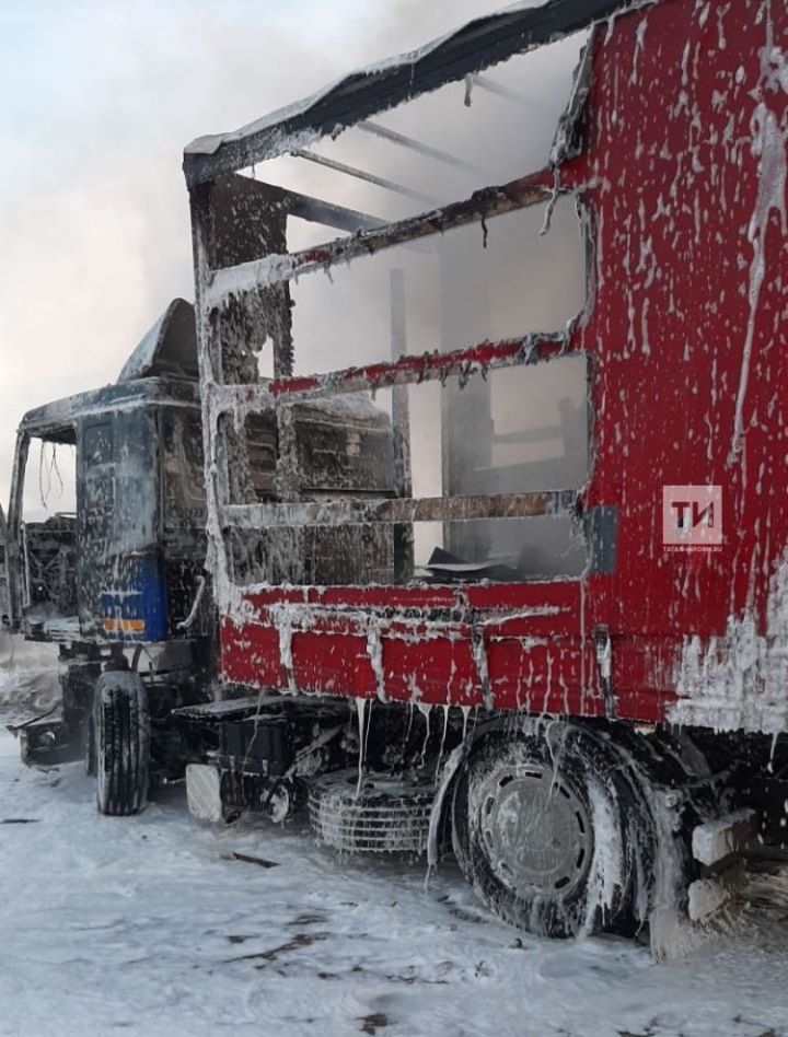 Дальнобойщик получил ожоги, пытаясь потушить фуру на трассе М7 в Татарстане