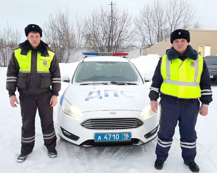 В Татарстане автоинспекторы помогли семье с детьми, оказавшемся в сложной ситуации на трассе