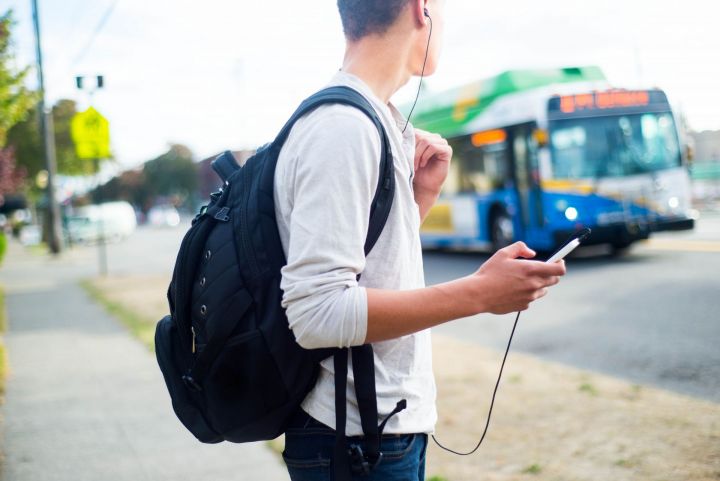 Россияне не смогут слушать музыку без наушников в общественном транспорте