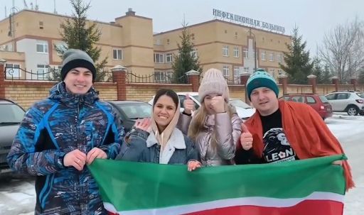 Татарские блогеры привезли подарки пациентам,  находящимся на карантине в Инфекционной больнице