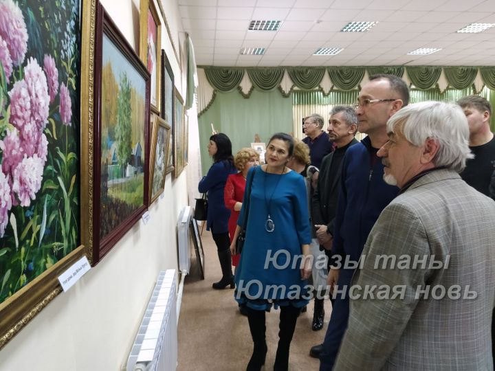 В малоуруссинском сельском Доме культуры открылась выставка картин местного художника Камиля Ибрагимова