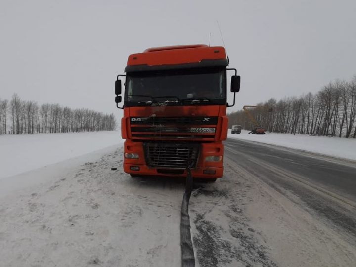 В Татарстане автоинспекторы помогли дальнобойщику из Удмуртии, оказавшемуся в трудной ситуации на дороге