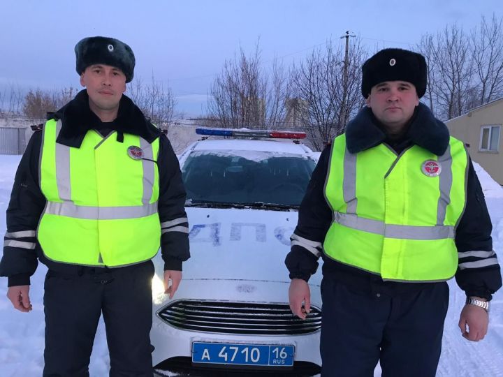 В Татарстане автоинспекторы помогли дальнобойщику из Удмуртии, оказавшемуся в трудной ситуации на дороге