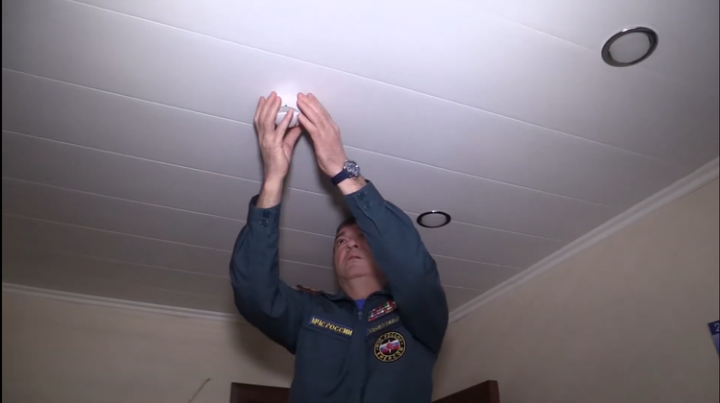В квартире многодетной семьи в Казани глава МЧС РТ установил пожарный извещатель