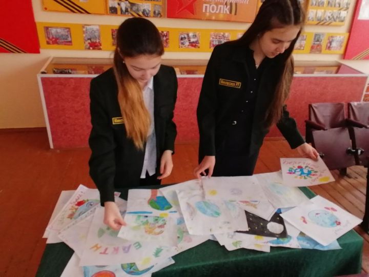 Активисты лесничества "Зеленый патруль" провели для учащихся начальных классов конкурс рисунков «Земля у нас одна!»?