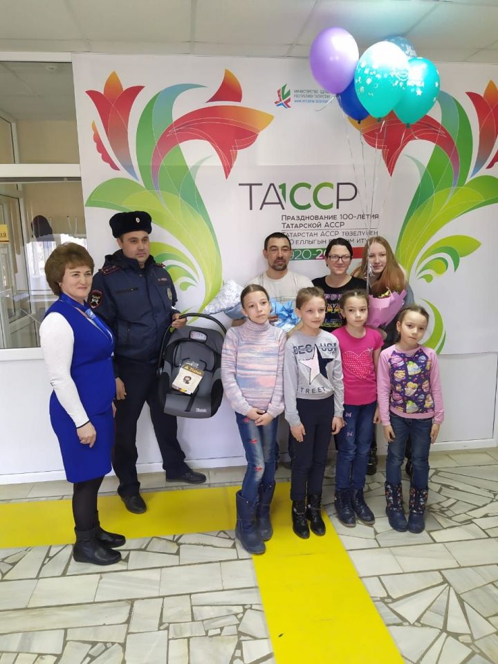 Многодетная семья из Татарстана обзавелась новой автолюлькой в рамках проекта «Детство без опасности»
