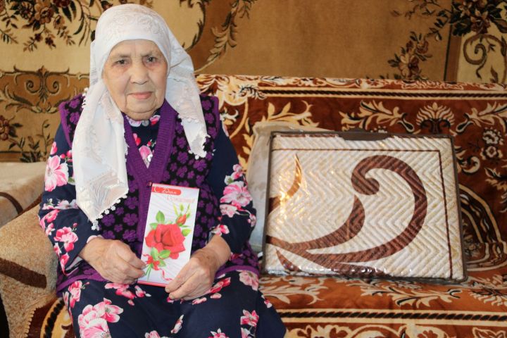 Свой 90-летний юбилей отметила жительница села Старый Каразерик Аниса Карипова