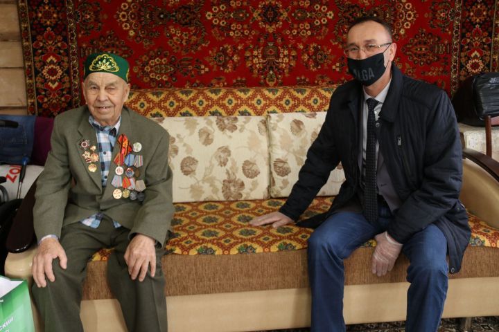 Руководитель района Аяз Шафигуллин поздравляет ветеранов с Днем Победы