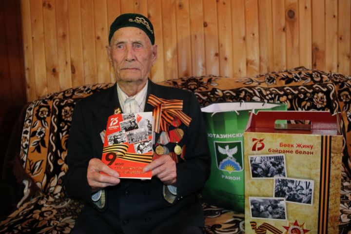 Ветеран  Камиль ага Кашапов из села Ютаза получил подарки