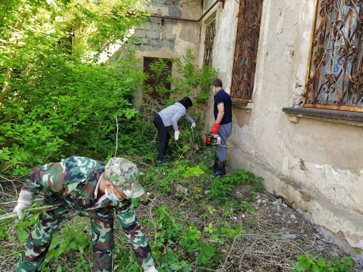 В Уруссу убирают территорию заброшенного здания